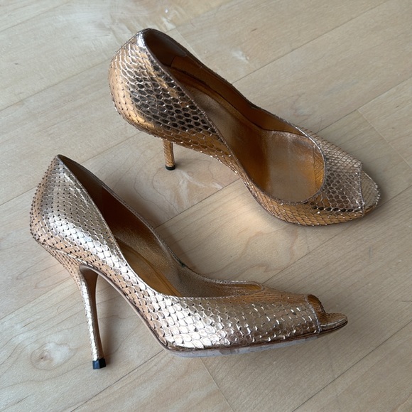 GUCCI authentic gold snakeskin style pumps! Size 6. - Picture 2 of 5